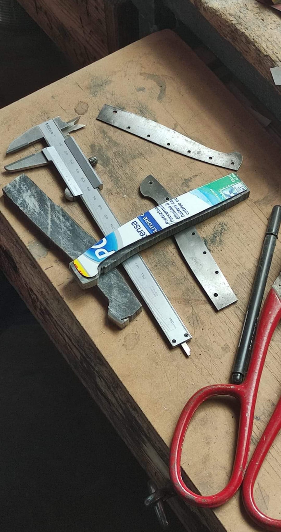 Lavorazione artigianale coltelli per mercato serale giovedì Arzachena 5
