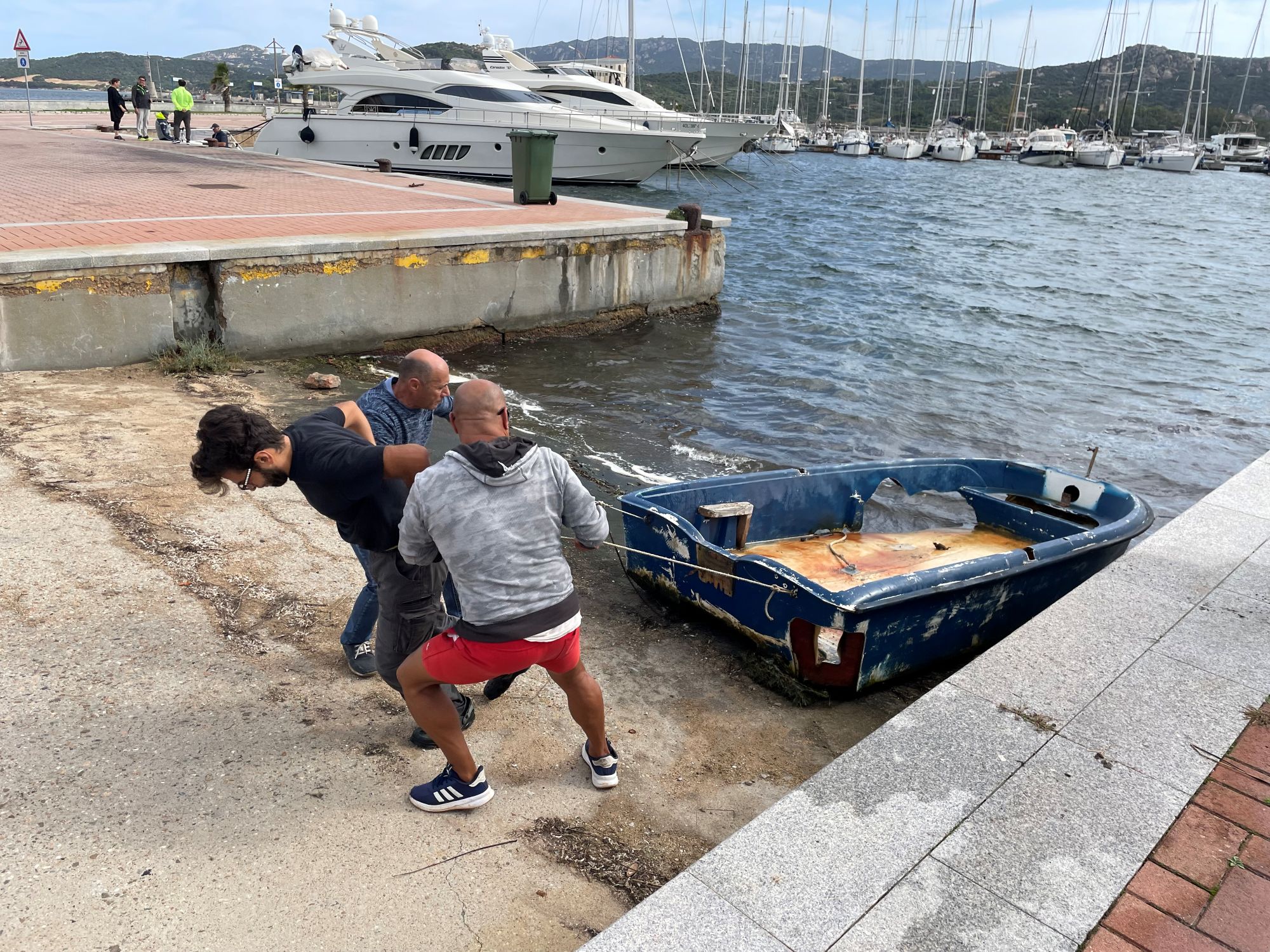 Recupero natante abbandonato al porto di Cannigione (repertorio 2024)