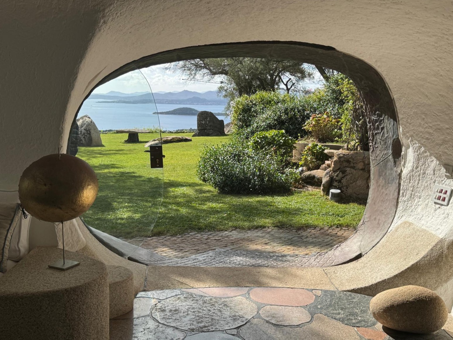 Foto interni e giardino Villa Jacques Couëlle di Monti Mannu