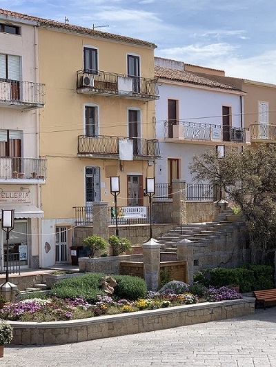Arzachena atelier Alzachinesi in piazza Risorgimento aprile 2019 web
