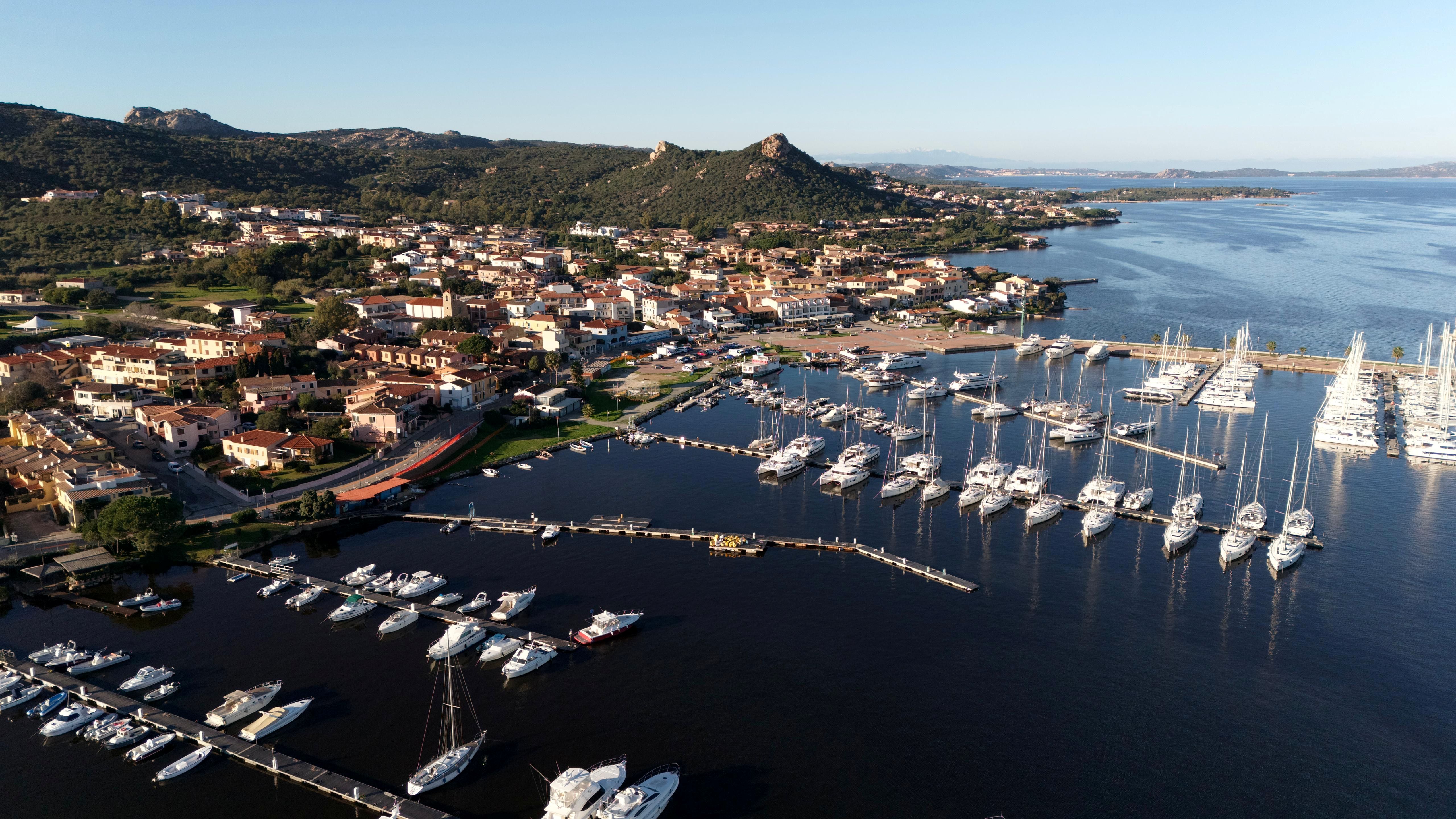 Immagine dall'alto della Marina di Cannigione
