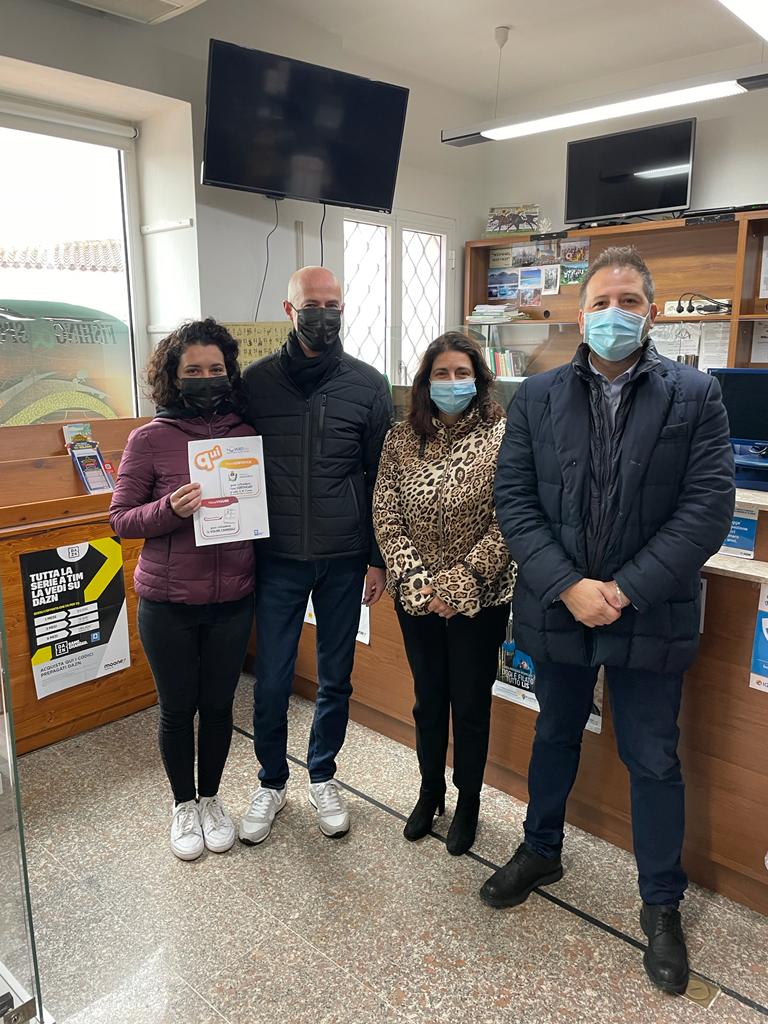 Arzachena certificati anagrafici in tabaccheria da sinistra lesercente Mario Nieddu Cristina Usai Roberto Ragnedda