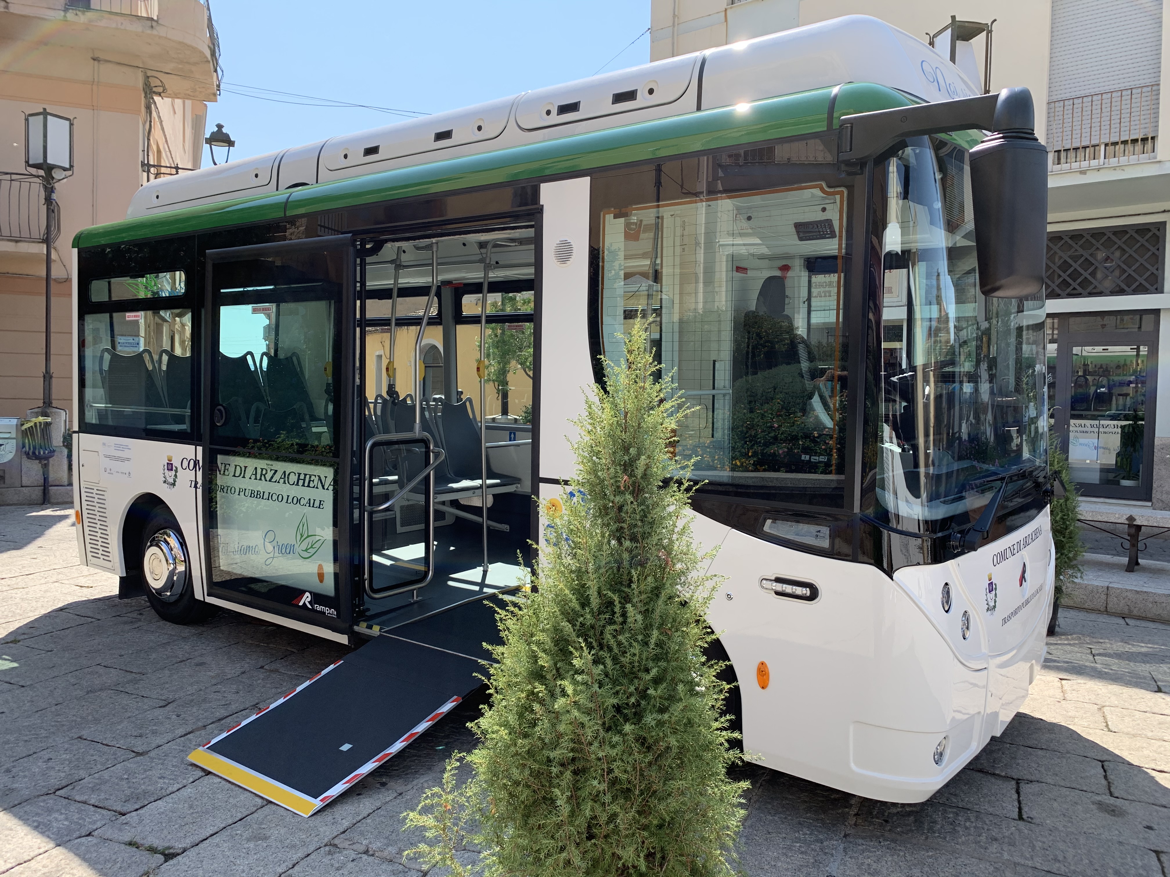 Bus elettrico urbano Lu Pustali a Arzachena per la mobilità estiva sostenibile