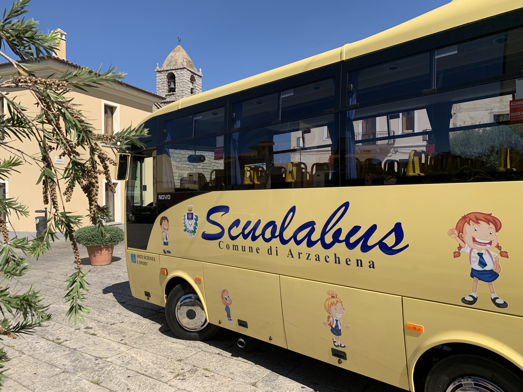 Uno scuolabus del servizio trasporto del Comune di Arzachena
