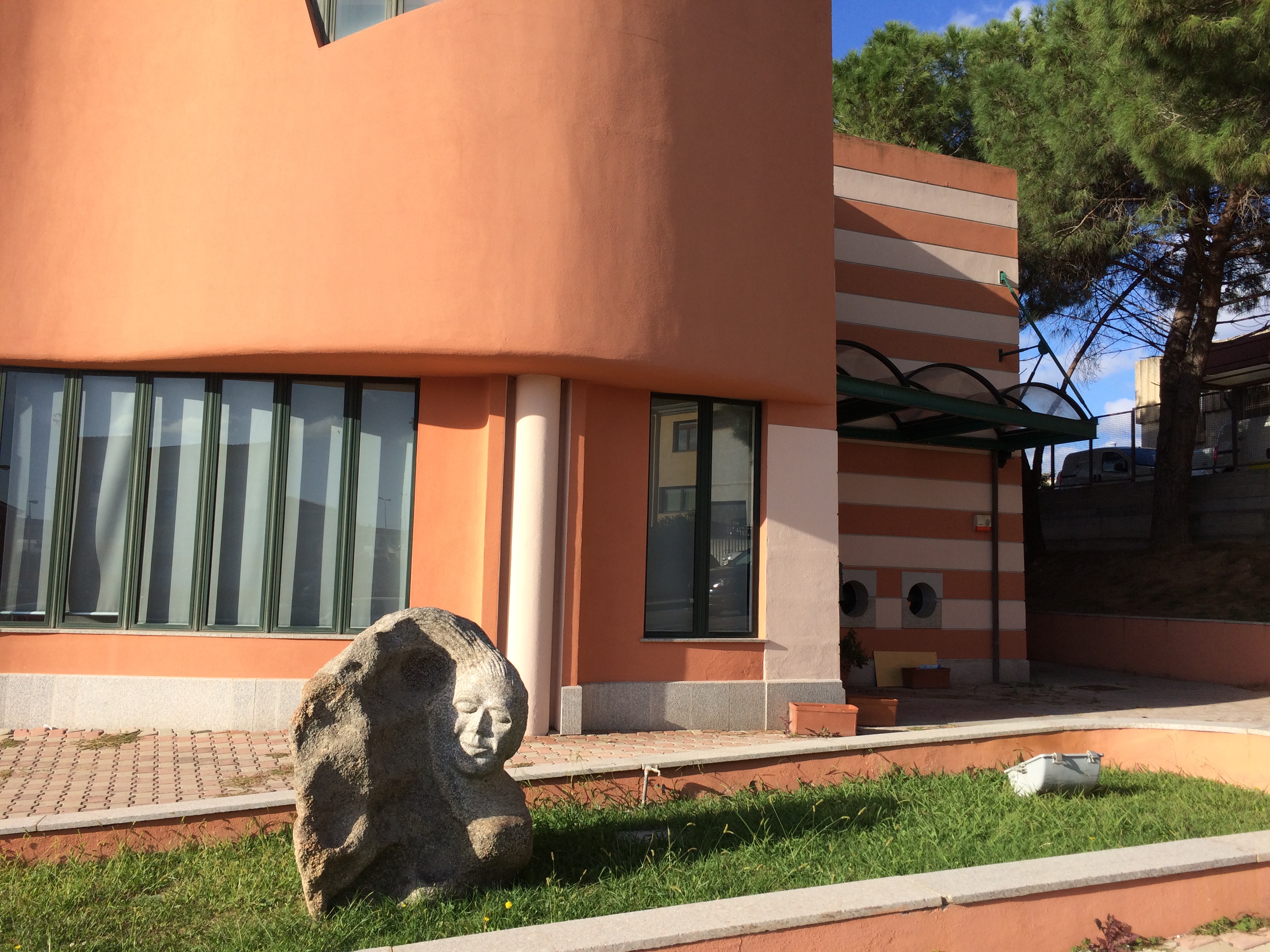 Foto esterno museo civico Michele Ruzittu di Arzachena