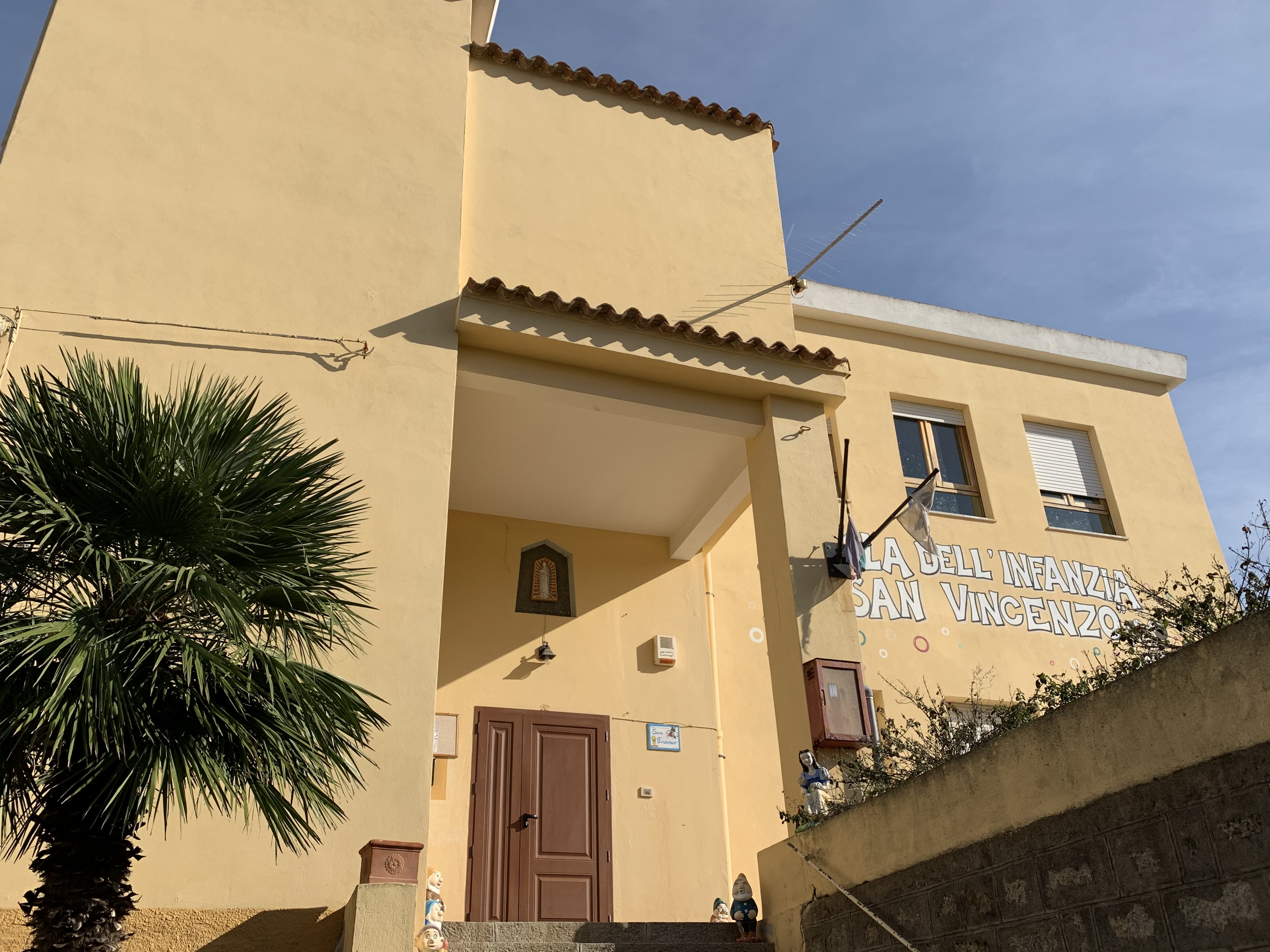 Immagine dell'ingresso della scuola dell'infanzia in via Cagliari (ex San Vincenzo)
