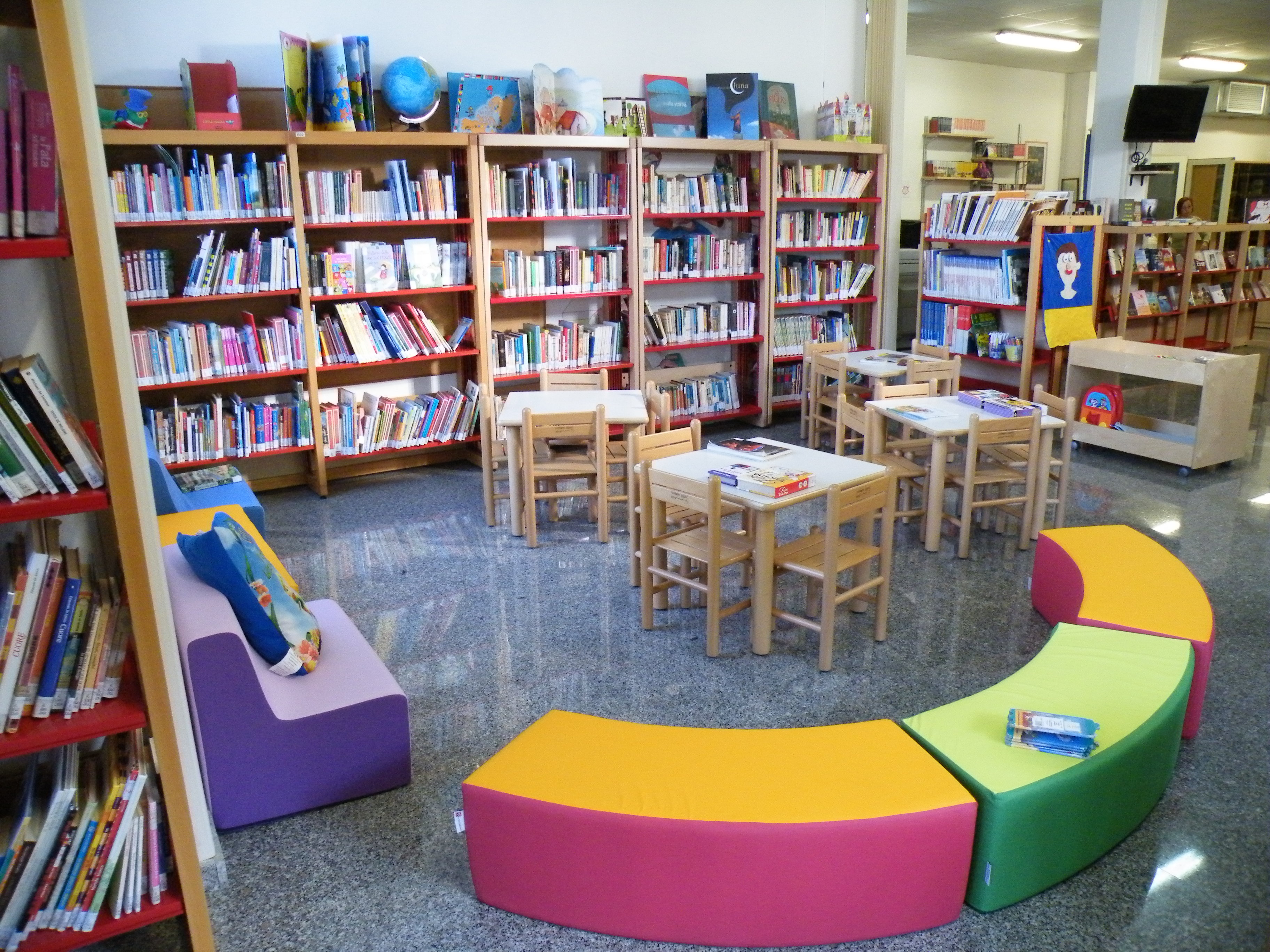 il salottino dell' area bimbi all'interno della biblioteca comunale Arzachena