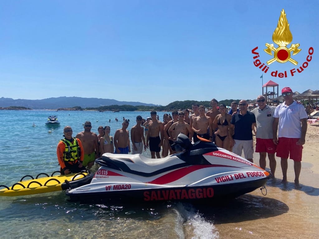Campo giovani dei Vigili del Fuoco, ragazzi e istruttori in spiaggia a Mannena