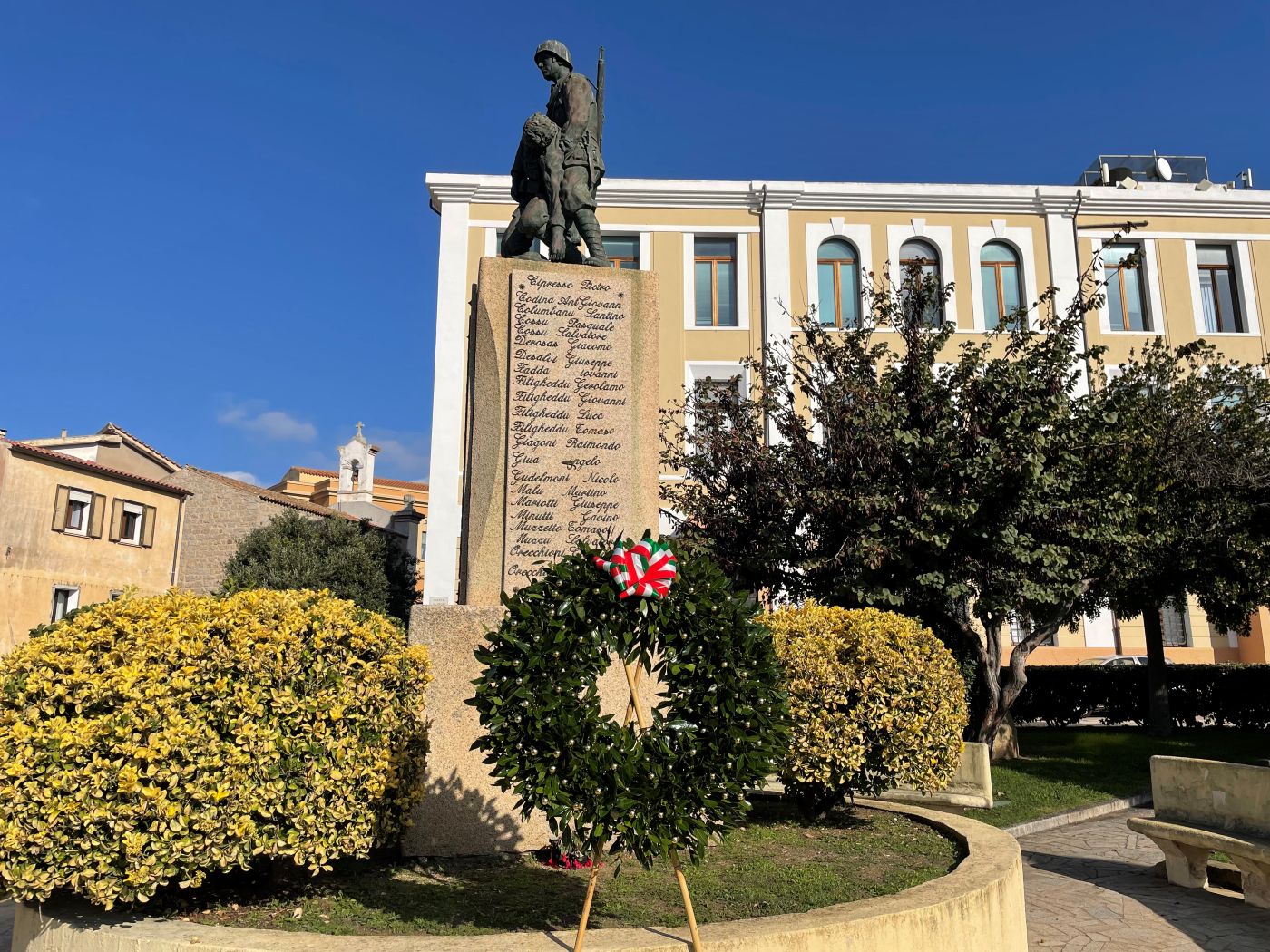Il monumento ai Caduti in piazza Segni ad Arzachena