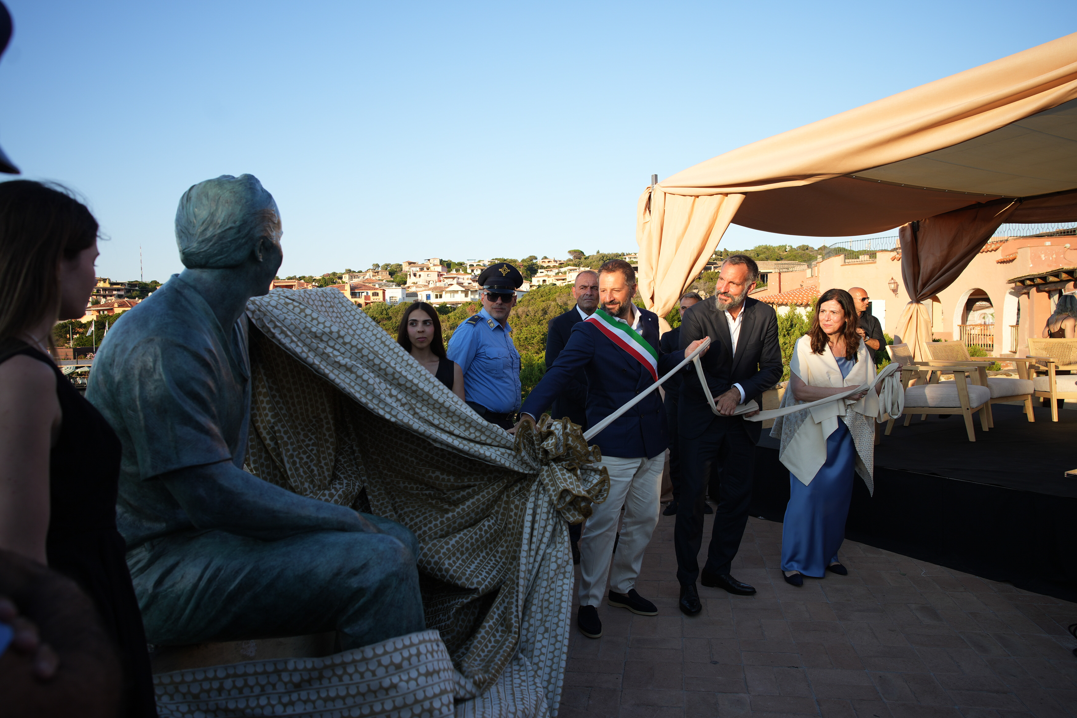 Lo svelamento della scultura durante la cerimonia in onore del Principe Karim Aga Khan IV con SA Rahim Aga Khan V, il sindaco Roberto Ragnedda e la Presidente della Regione Sardegna Alessandra Todde - Porto Cervo, Arzachena 9 luglio 2026