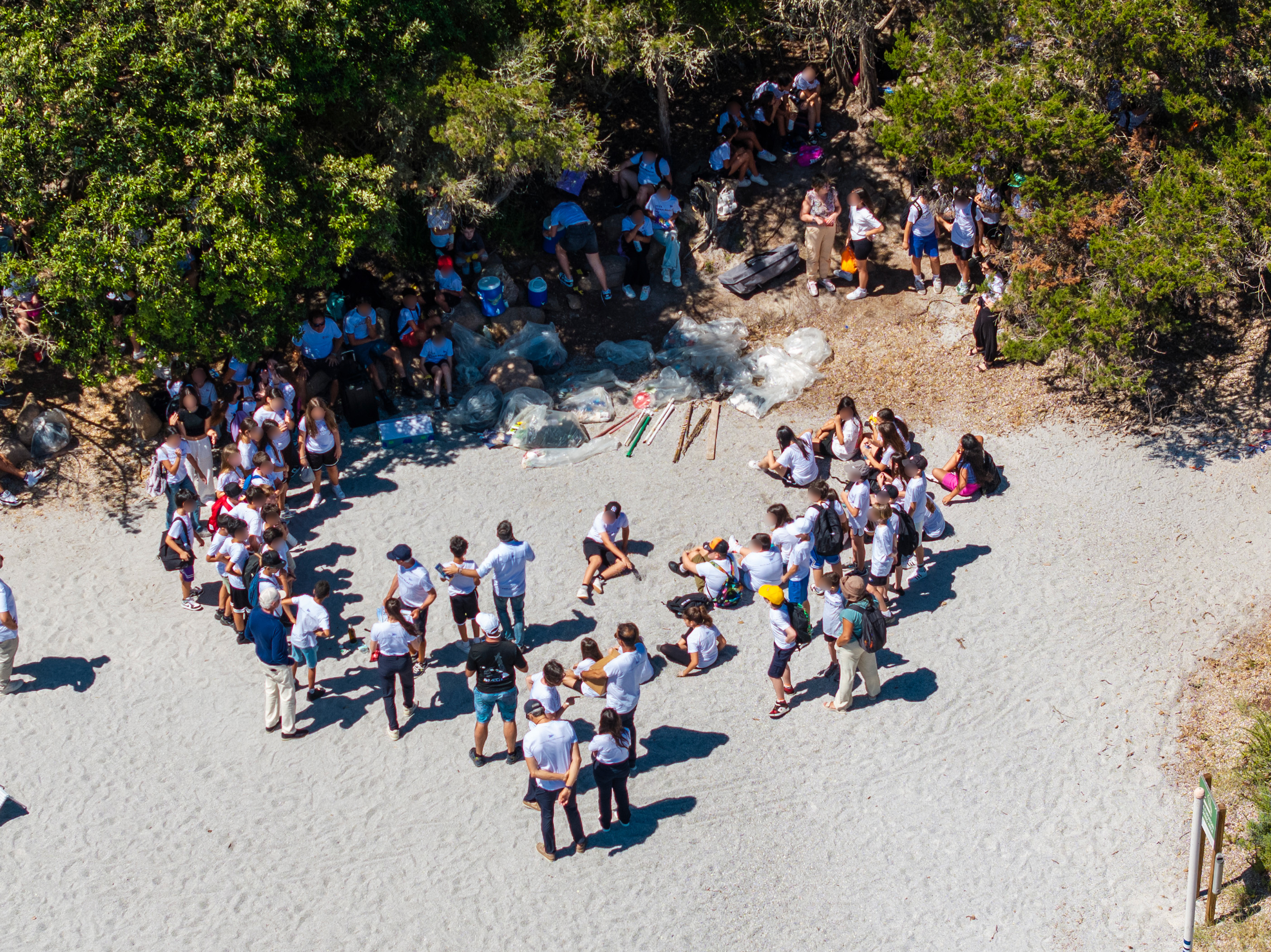 Studenti delle scuole medie di Arzachena puliscono la spiaggia di Capriccioli per AgendaBlu 2026