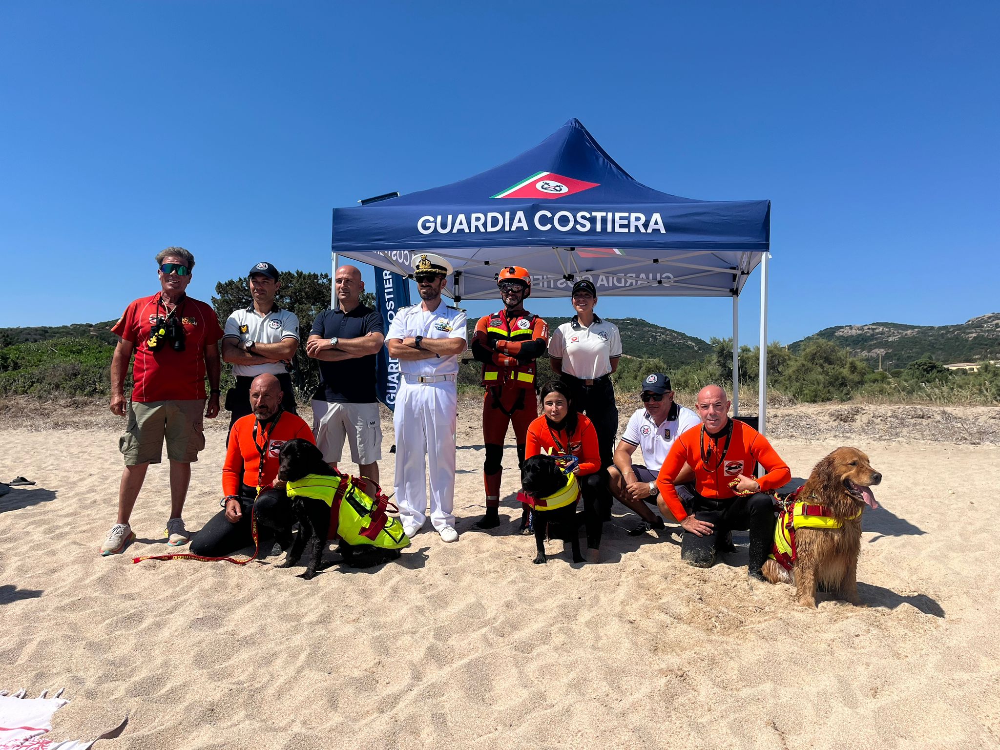 Rappresentanti del Comune di Arzachena, della Guardia Costiera e del SICS in spiaggia
