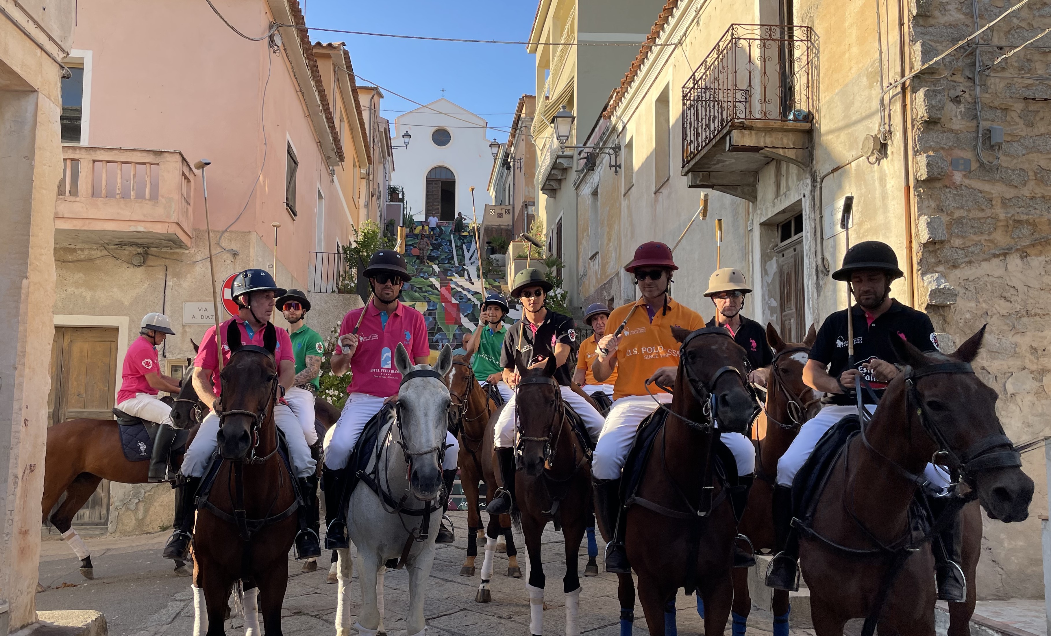 Corteo a cavallo inaugurale Italia Polo Challenge nel centro storico 