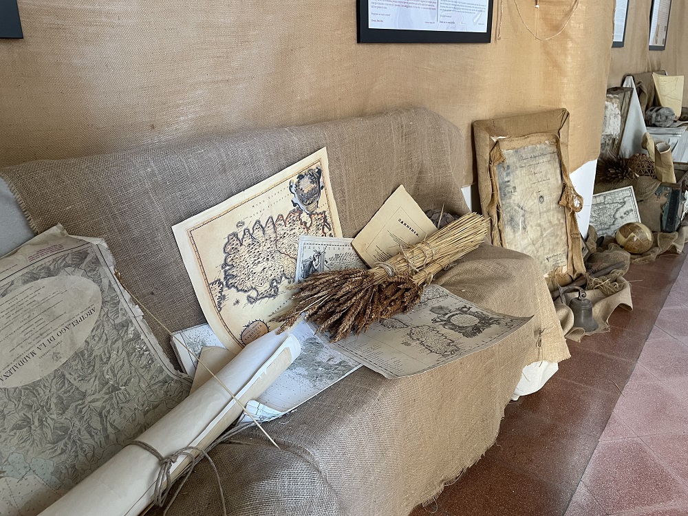 Alcuni oggetti della mostra I Temerari viaggiatori dell'800 nella chiesetta di San Pietro