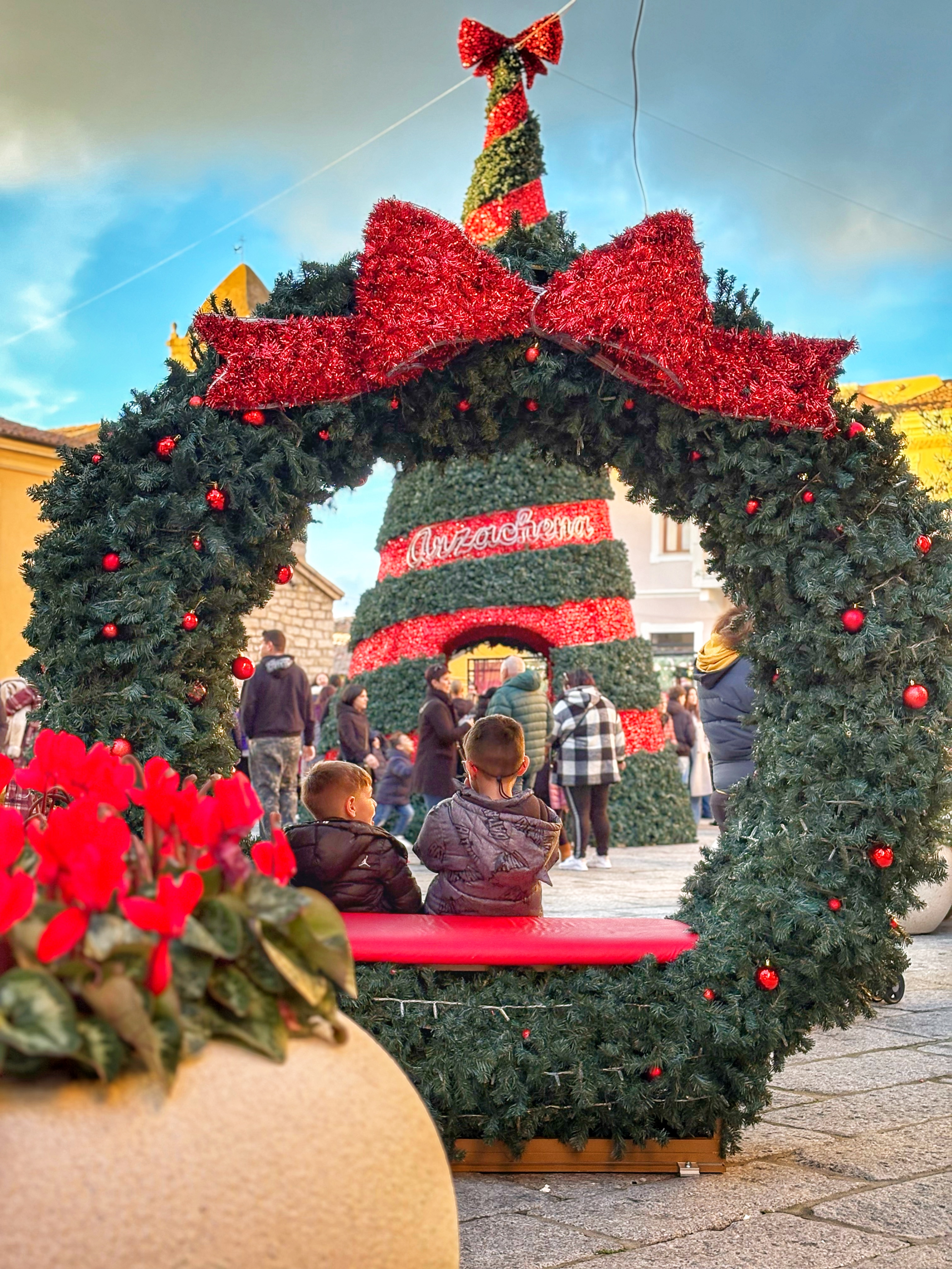 bambini in piazza Risorgimento davanti all'albero di Natale