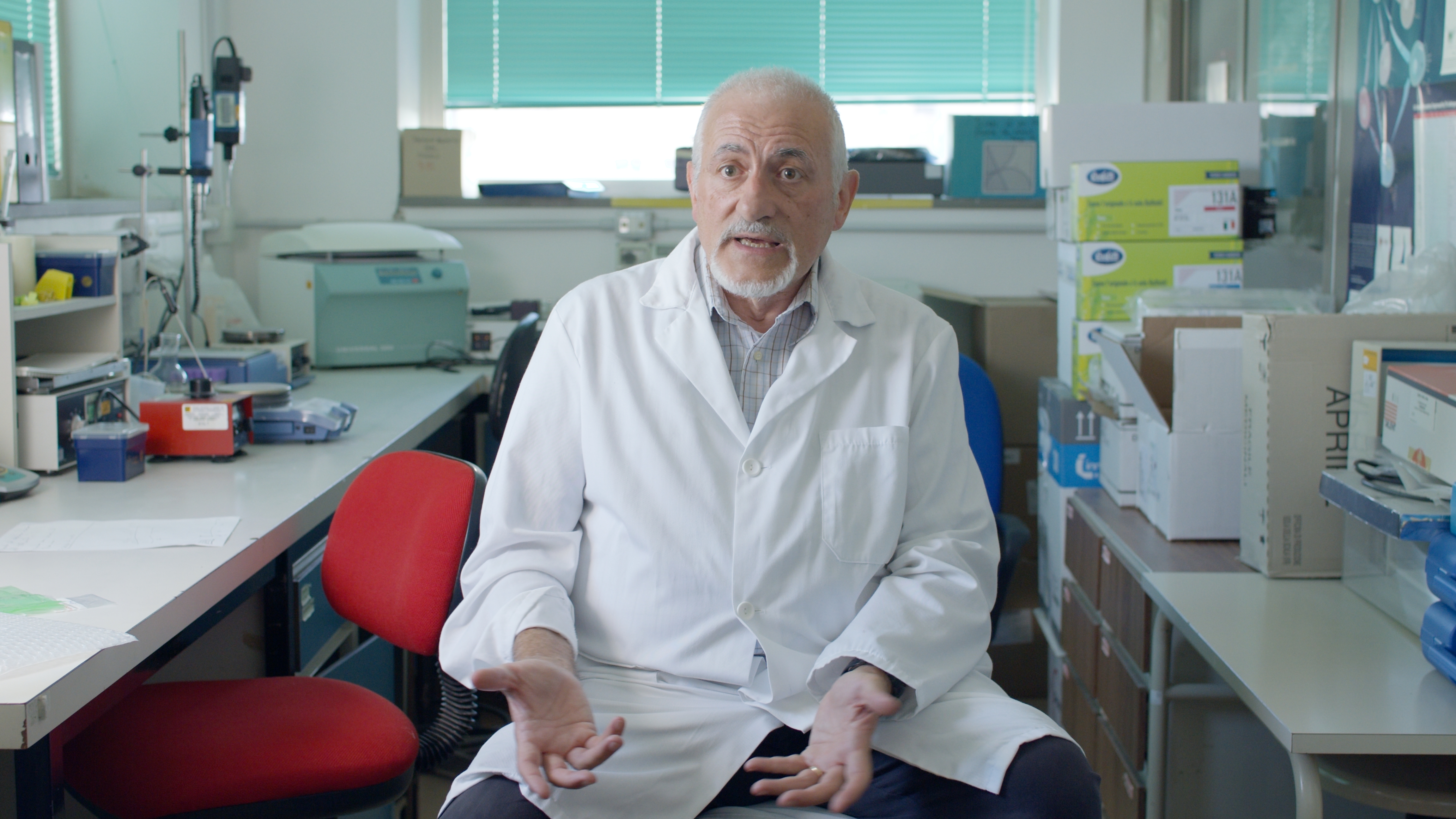 Il dottor Gianni Pes in laboratorio