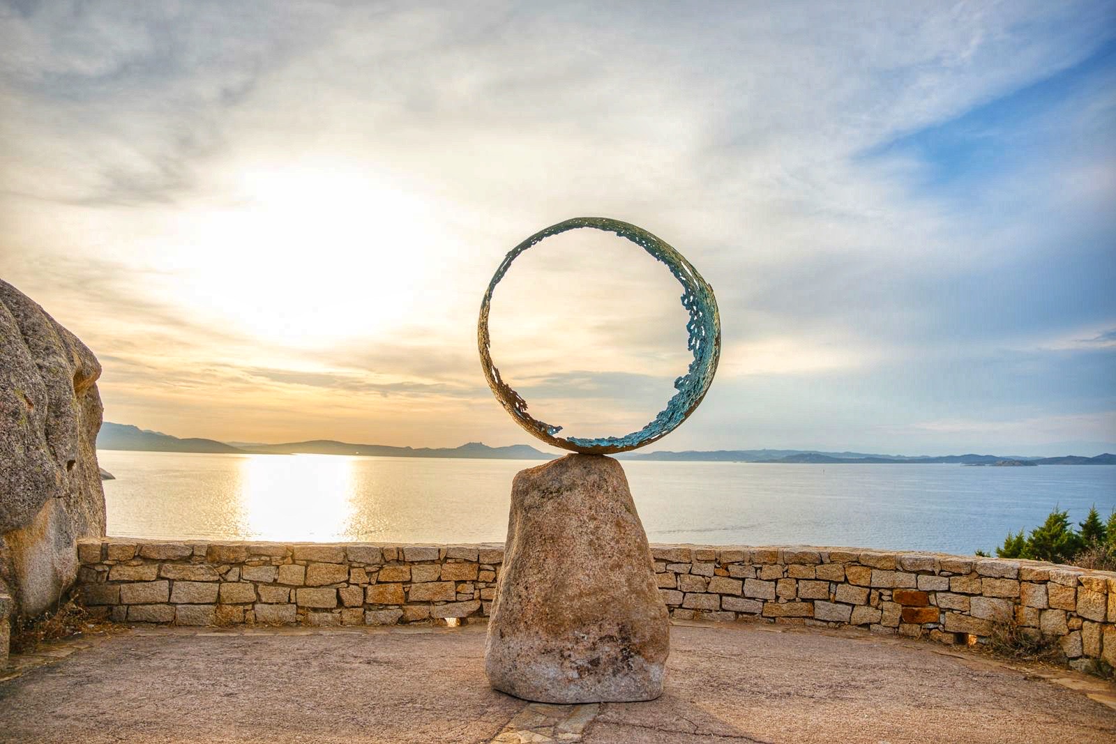 Scultura di Andrea Roggi al Belvedere di Baja Sardinia - Arzachena
