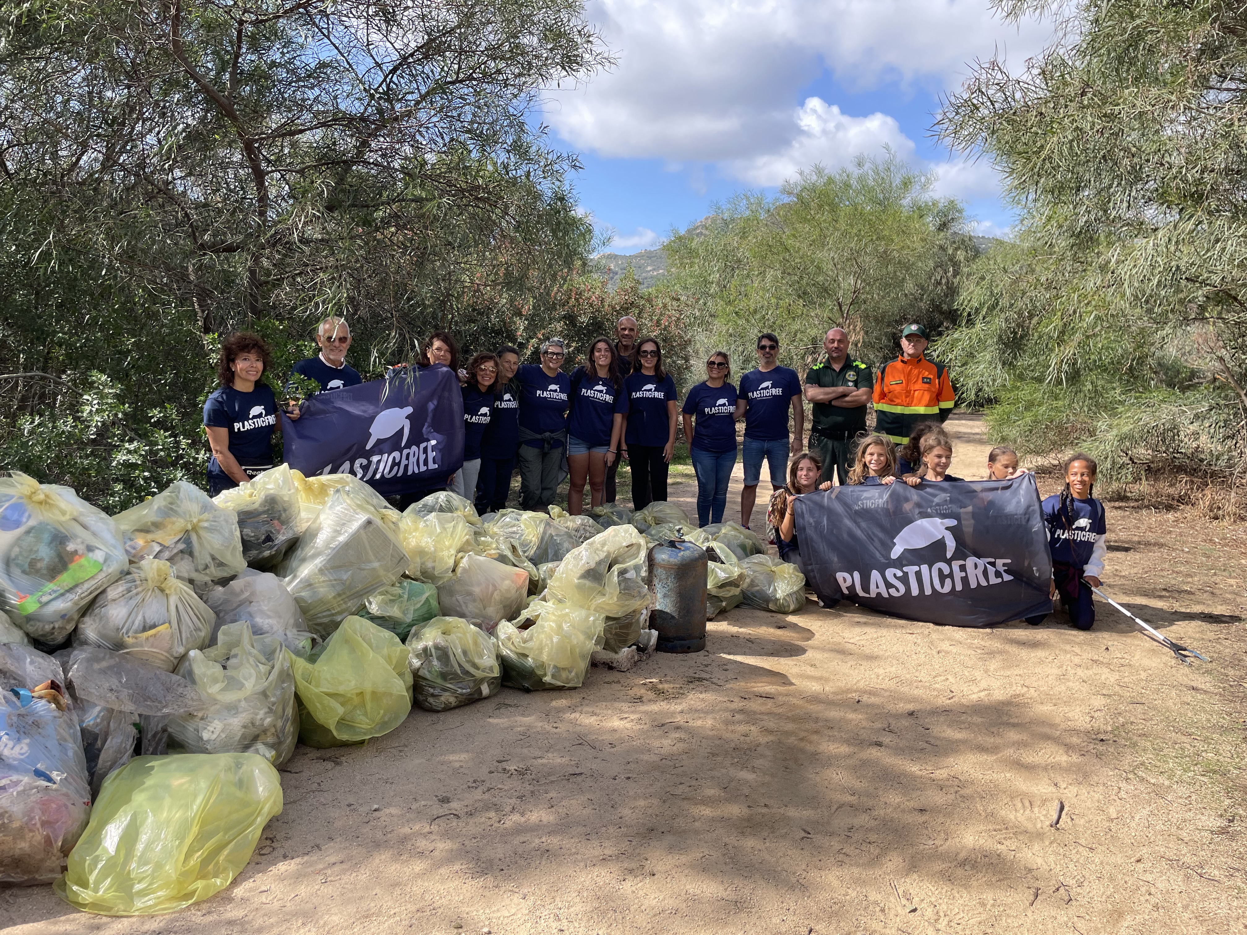 uno degli interventi di Plastic Free nel territorio di Arzachena
