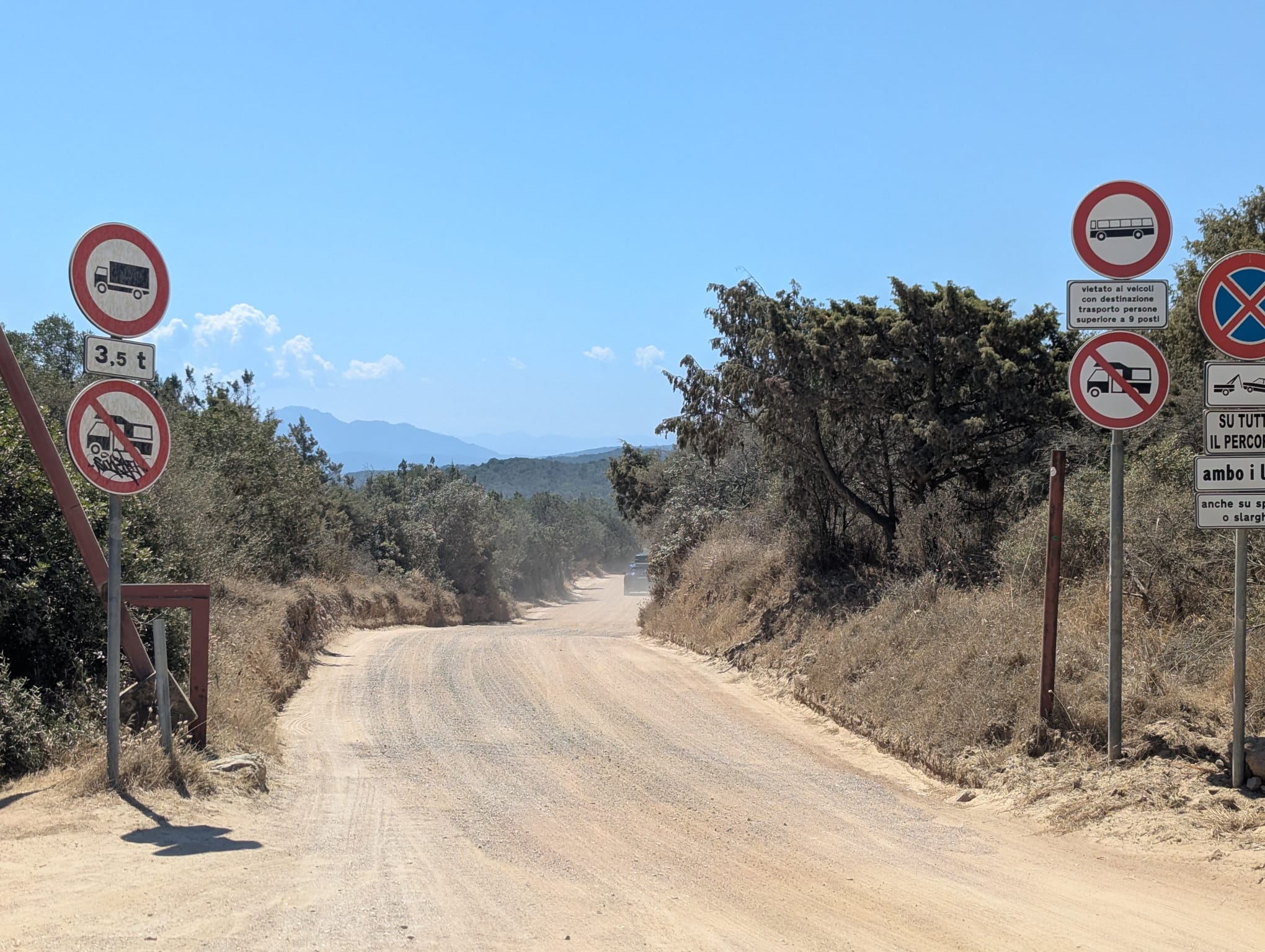 Strada di accesso spiaggia di Liscia Ruja ad Arzachena