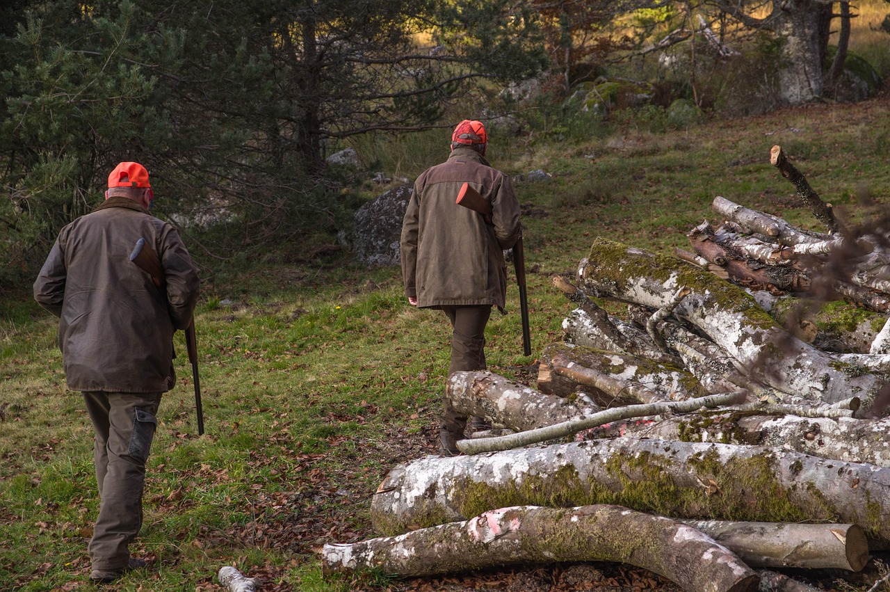 cacciatori in un bosco