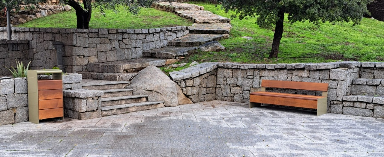 nuove panchine e cestini installati nella piazzetta del monumento Il Fungo