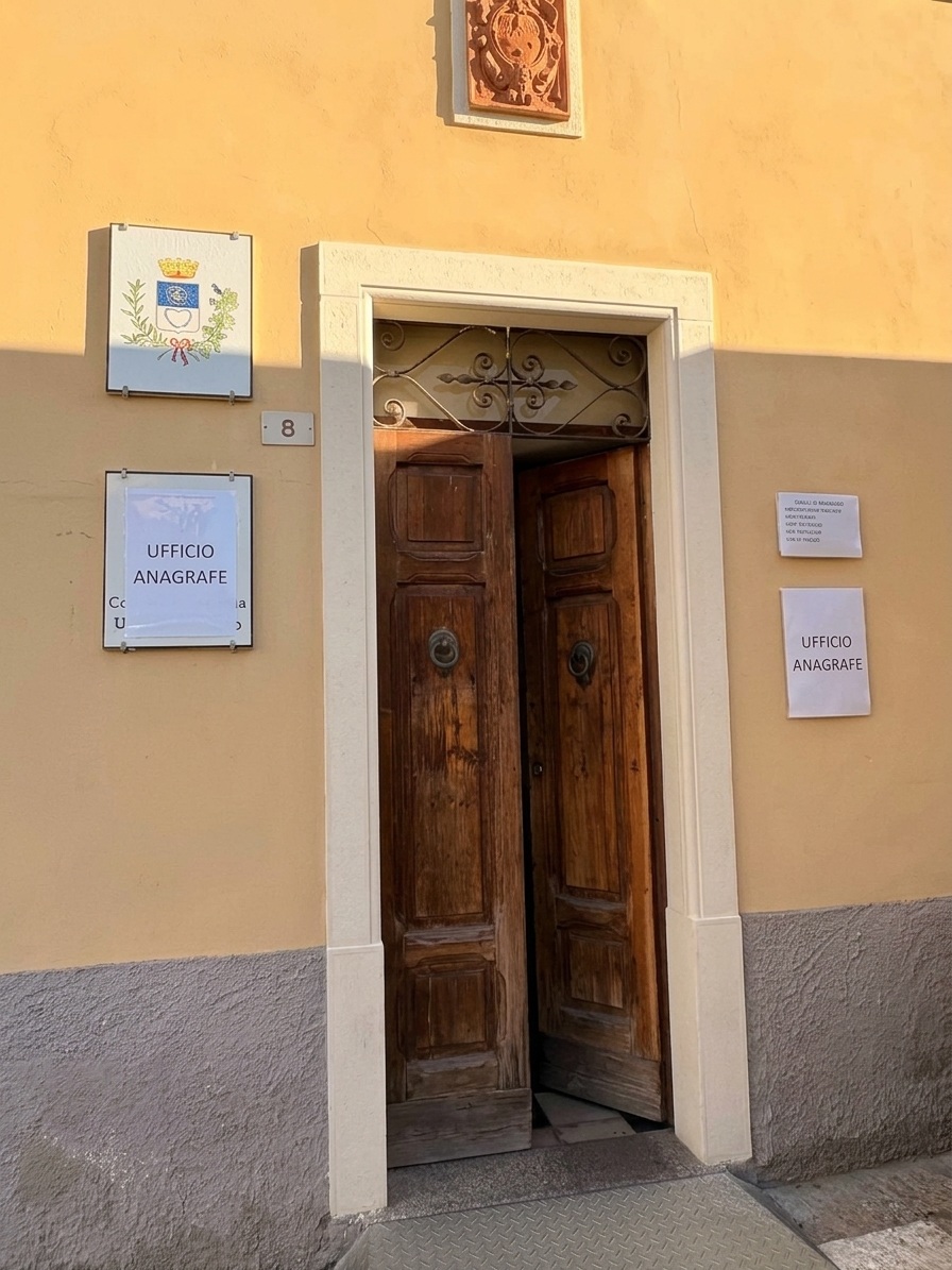 Ingresso ufficio Anagrafe Comune di Arzachena in piazza Risorgimento