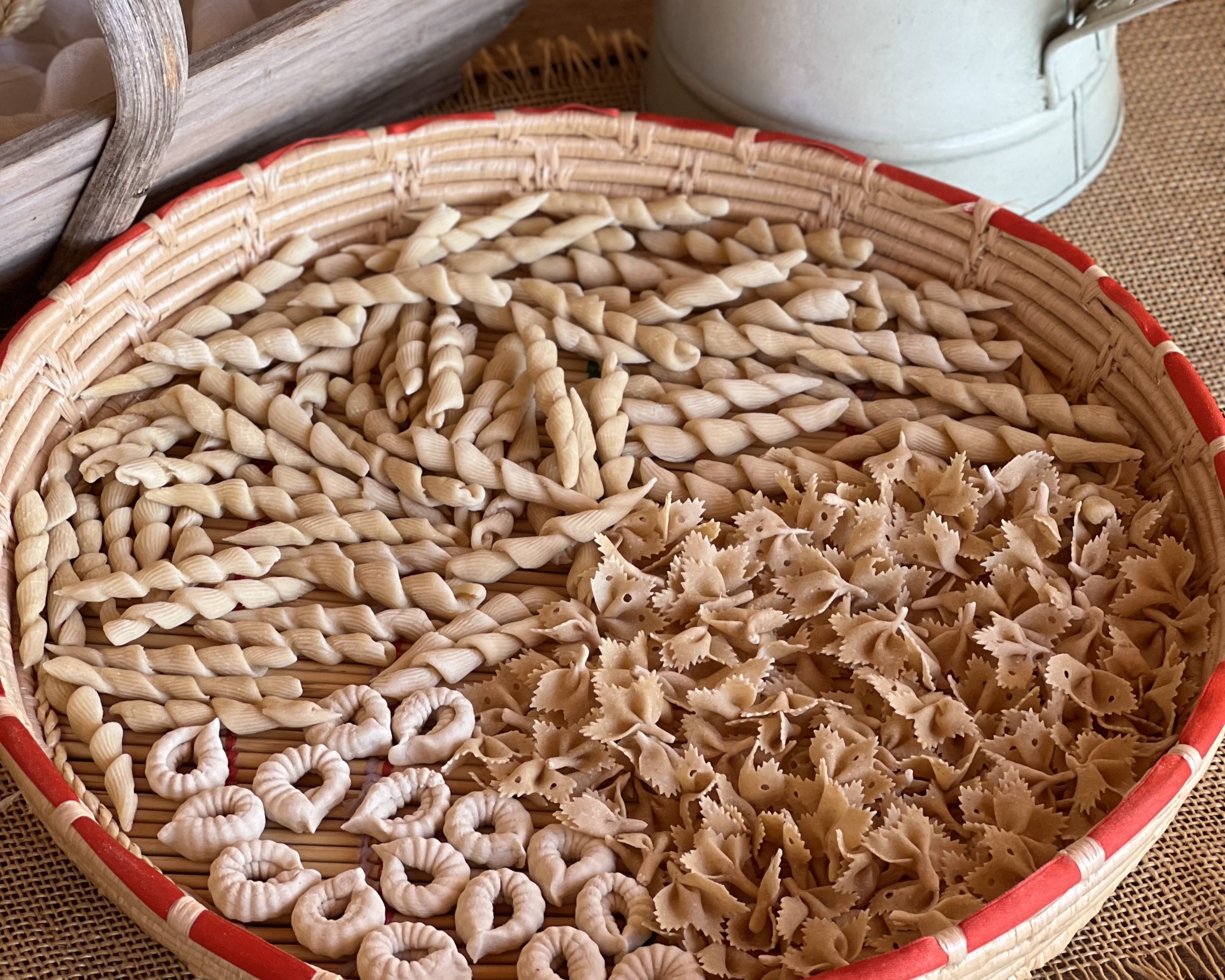 cesto con paste gioiello di Maria Antonietta Mazzone