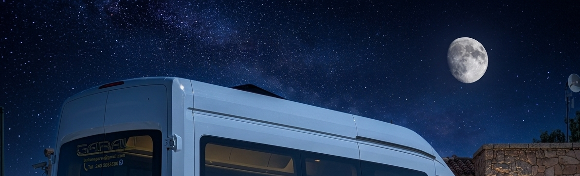immagine dell'autobus Lu Pustali di notte 