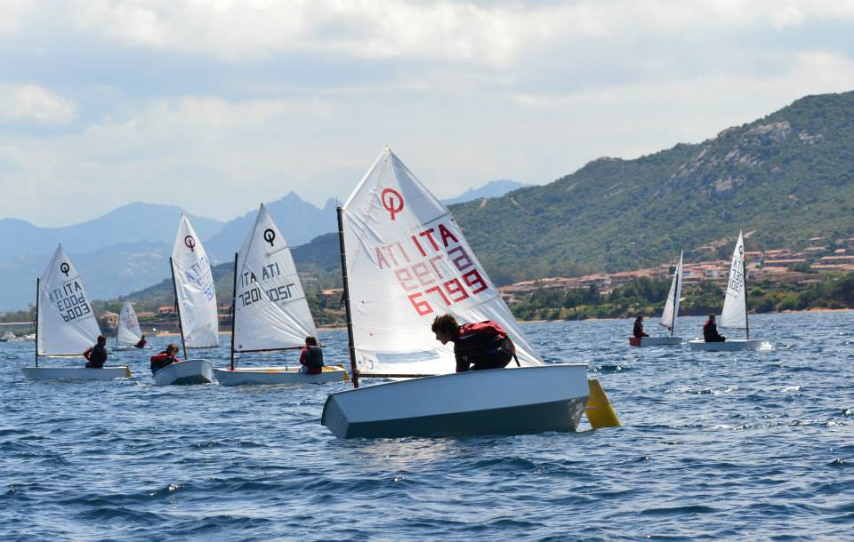 Optimist in mare nel golfo di Arzachena