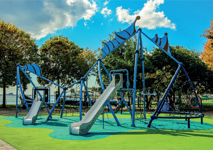 immagine di un gioco polifunzionale per bambini con scivoli