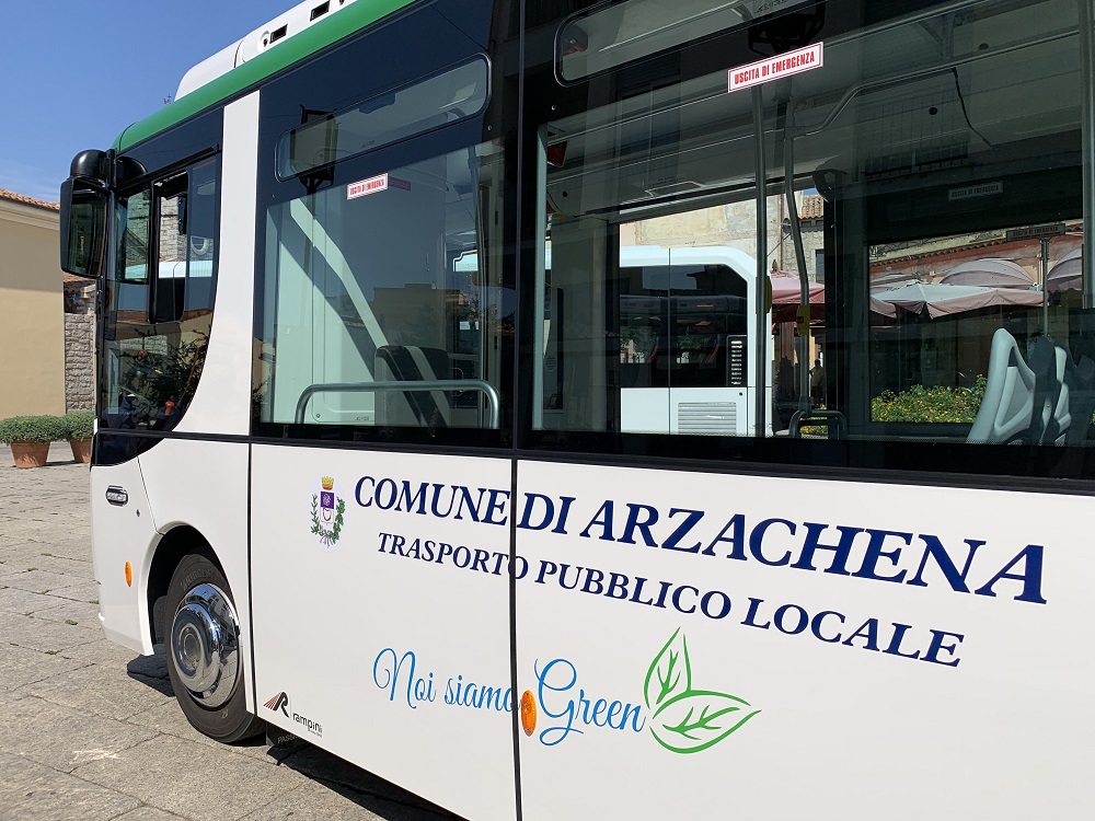 un autobus elettrico del servizio di trasporto comunale Lu Pustali