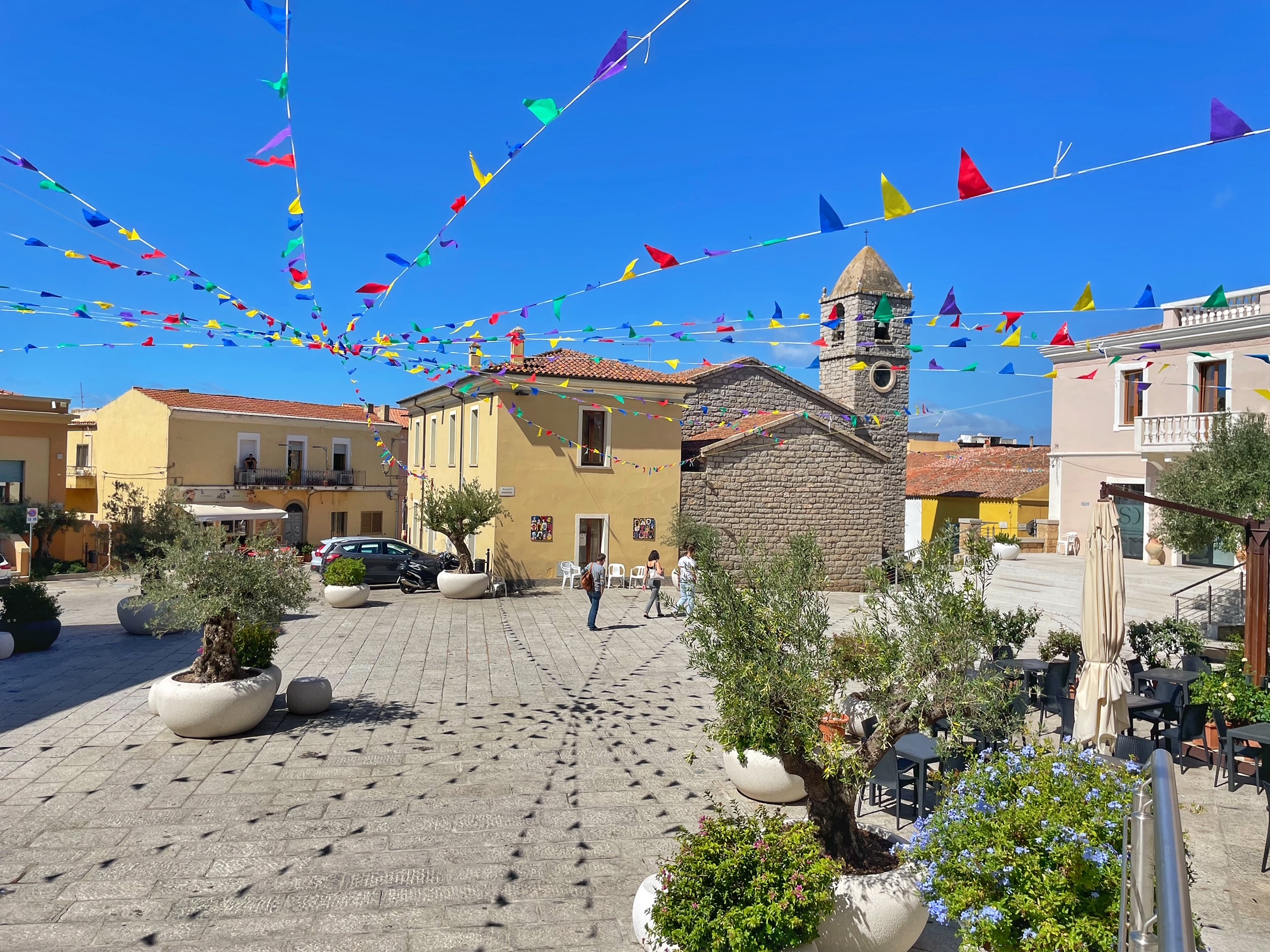 piazza Risorgimento allestita con bandierine per la festa patronale 2025