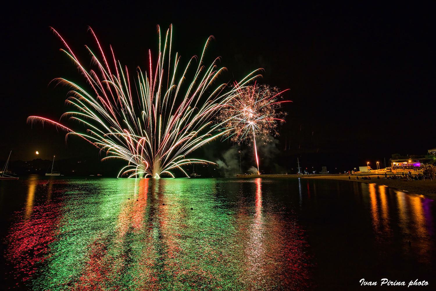 Fuochi d'artificio sul mare nel borgo di Cannigione (foto Ivan Pirina)