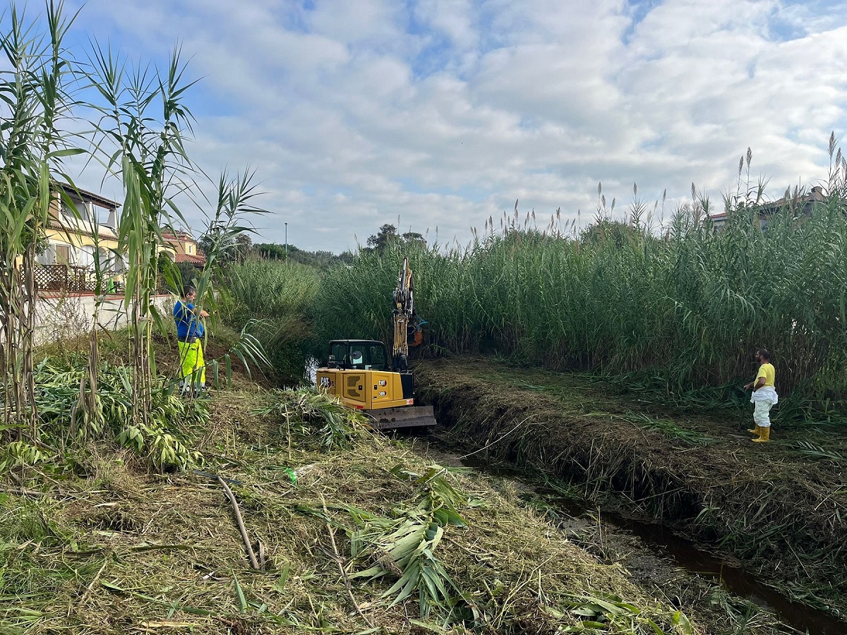 Operai e ruspa al lavoro nel fiume in località Cudacciolu