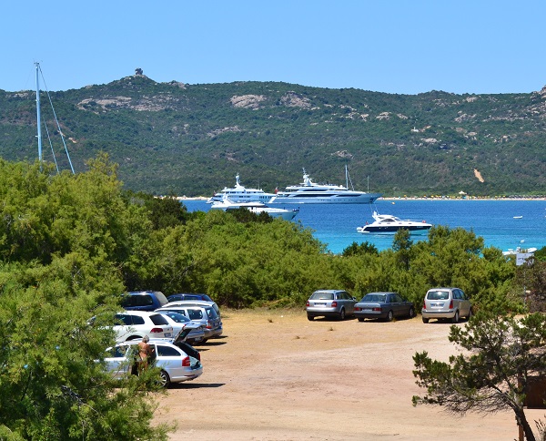 Parcheggio vicino alla spiaggia di Capriccioli