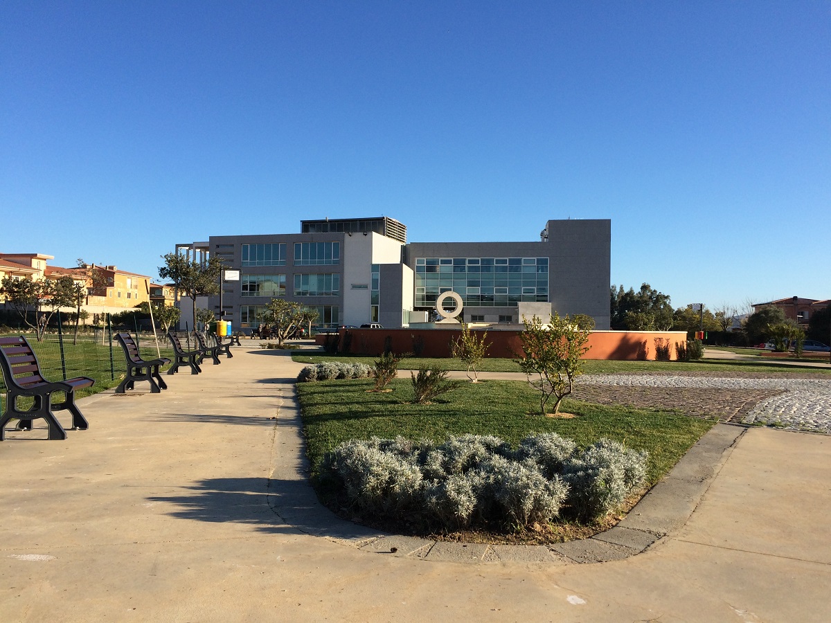 Un angolo del parco 18 Novembre e il palazzo comunale sullo sfondo Un angolo del parco 18 Novembre e il palazzo comunale sullo sfondo