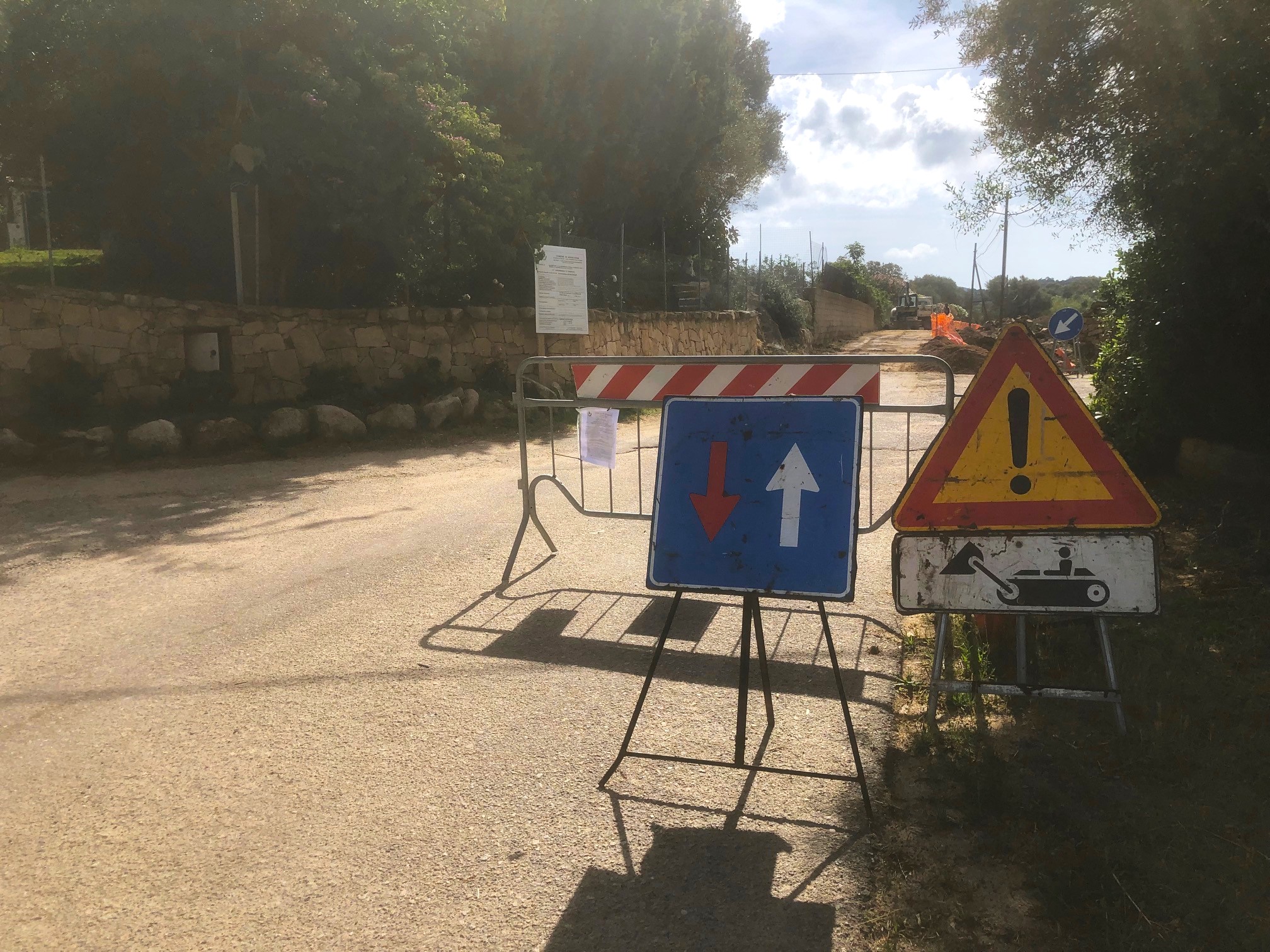 Lavori in corso nella strada comunale numero 50 “San Michele - La Sasimedda” in località Picuccia